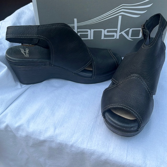 Dansko Womans Vanda Wedge Black Leather Peep Toe Buckle Sandal Size (9.5 US) - Picture 2 of 6